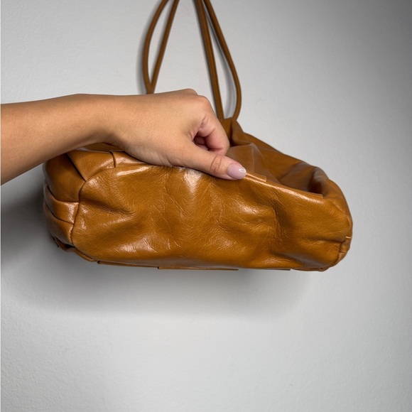 Hobo Divine Shoulder Bag Tan Adjustable Strap Soft Leather - Picture 6 of 9